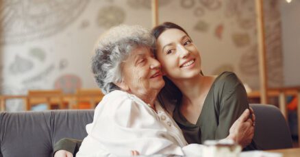 Você sabia que pessoas com Alzheimer podem receber visitas? Descubra como garantir uma visitação agradável com a Viva Bem.