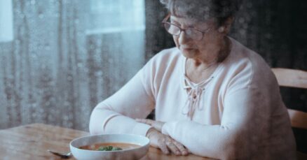 Confira sete fatores que afetam a perda de apetite em idosos e como evitá-los.