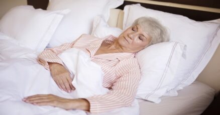 O sono em idosos não precisa ser um problema. Confira nossas dicas para boas noites de descanso da matriarca da família.