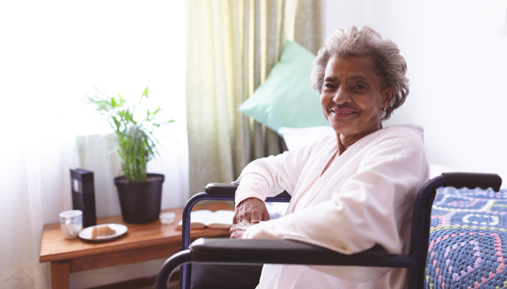 Home 2026 25 Idosa sorrindo em ambiente acolhedor em moradia assistida para idosas